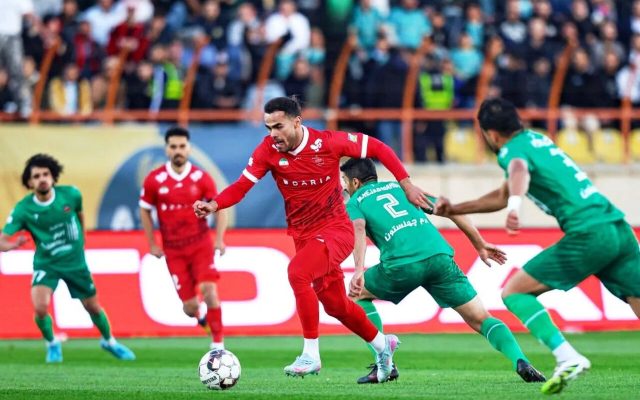 عکس| احمدی زاده روی پوستر پرسپولیس قبل از بازی با شمس آذر