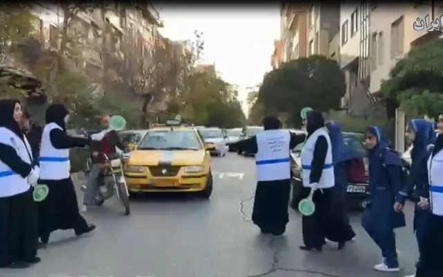 استقرار زنان پلیس راهور تهران بزرگ مقابل درب مدارس دخترانه