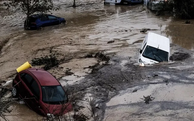 سیل مهیب در بانکوک؛ خودرو‌ها در آب غرق شدند
