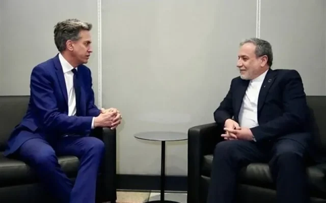 عراقچی در دیدار وزیر خارجه انگلیس: سه کشور اروپایی به دلیل موضوع اسنپ بک و عدم اتخاذ موضع قاطع علیه تجاوز نظامی آمریکا باید پاسخگو باشند / اصرار بر مداخله در امور داخلی کشور‌ها و استفاده ابزاری از مفاهیم حقوق بشری به هیچ عنوان قابل پذیرش نیست