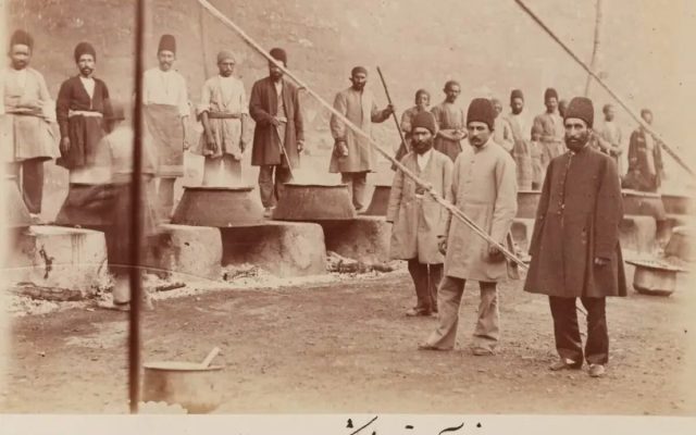 آشپزهای دربار ناصرالدین‌شاه در حال هم زدن آش در شهرستانک / عکس