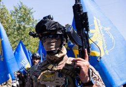 این تکاور سپاه به سلاح KLF ایرانی شخصی سازی شده مسلح است!