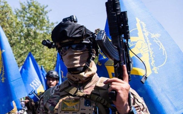 این تکاور سپاه به سلاح KLF ایرانی شخصی سازی شده مسلح است!
