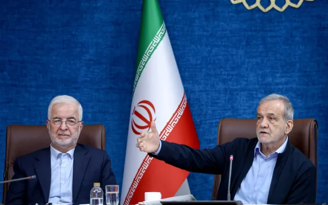 پزشکیان: اگر گروهی فکر کنند که تنها آنها عقل کل و تصمیم گیرنده هستند، ناخواسته باعث تضعیف کشور خواهند شد / [در خصوص لغو پروازها] ترامپ از آن سوی دنیا تهدید می‌کند و دستور می‌دهد و برخی از کشورها هم به دستور او گوش می‌دهند؛ همه کشورها به فکر منافع خود هستند / عراق، افغانستان، پاکستان، آذربایجان و دیگر کشورهای دوست و همسایه با ما کمک می‌کنند اما محاسبات خود را هم دارند