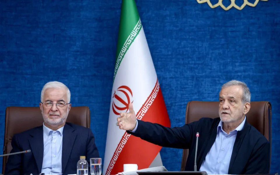 پزشکیان: اگر گروهی فکر کنند که تنها آنها عقل کل و تصمیم گیرنده هستند، ناخواسته باعث تضعیف کشور خواهند شد / [در خصوص لغو پروازها] ترامپ از آن سوی دنیا تهدید می‌کند و دستور می‌دهد و برخی از کشورها هم به دستور او گوش می‌دهند؛ همه کشورها به فکر منافع خود هستند / عراق، افغانستان، پاکستان، آذربایجان و دیگر کشورهای دوست و همسایه با ما کمک می‌کنند اما محاسبات خود را هم دارند
