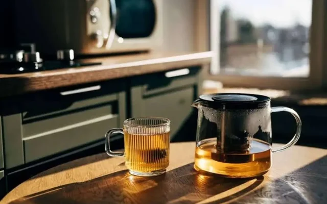 آیا چای می‌تواند نیاز روزانه بدن به آب را تأمین کند؟