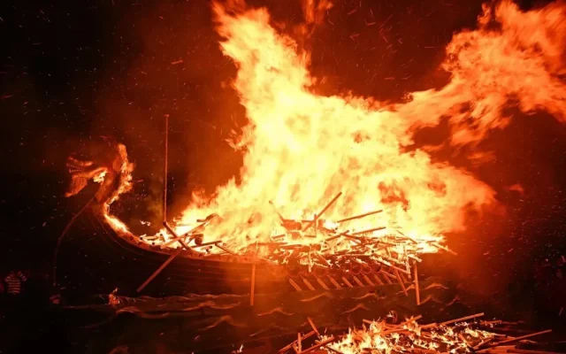 آیا وایکینگ‌ها واقعاً با تیر آتشین کشتی‌های تشییع جنازه را آتش می‌زدند؟