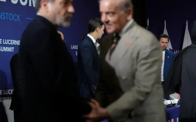 گزارش گاردین از اخبار دیپلماتیک ایران و آمریکا / رد ادعای انصراف ایران از پیش‌شرط‌های خود