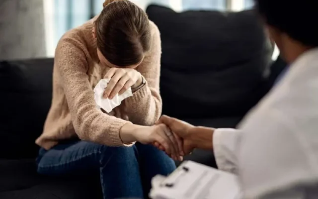 چرا بعد از گریه کردن احساس بهتری پیدا می‌کنیم؟