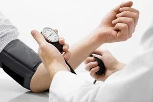 چه زمانی باید فشار خون خود را اندازه بگیریم؟