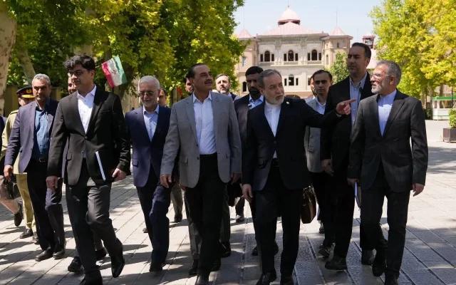 اکسیوس: یکی از دلایل شکست مذاکرات این است که طرفین «بازه زمانی» گفت‌و‌گو‌ها را به شکل کاملاً متفاوتی می‌بینند؛ ترامپ به دنبال دستیابی سریع به توافق است و وقتی روند مذاکرات کند است، بی‌حوصله می‌شود/ بنیادی‌ترین مانع در مذاکرات، بی‌اعتمادی است/ ترامپ از سوی جریان راست و چپ در آمریکا تحت فشار قرار دارد که توافقی منعقد نکند، این‌ها باعث شده که او در چند مقطع، از مواضع میانه‌روانه‌تر خود عقب‌نشینی کند