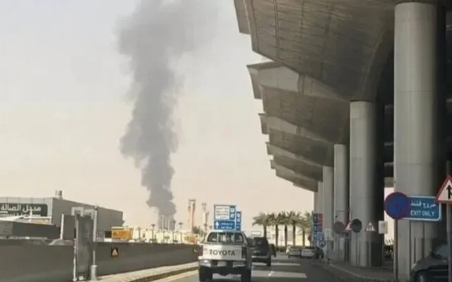 حمله به فرودگاه بین‌المللی ملک خالد در ریاض؛ فعالیت‌های فرودگاه به‌طور موقت به حالت تعلیق درآمد/ خبرگزاری فرانسه: ده‌ها نفر زخمی شدند، دست‌کم پنج نفر از مجروح شدگان در بخش‌مراقبت‌های ویژه بستری شدند / شرکت‌های هواپیمایی ترکیه و کویت پرواز‌های خود به ریاض را لغو کردند / ترامپ: ممکن است به حملات عربستان علیه انصارالله بپیوندیم؛ این موضوع را بررسی خواهیم کرد