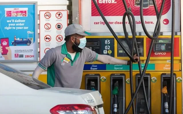 اقتصاددان ارشد مؤسسه مودیز آنالیتیکس: در حال حاضر، میانگین قیمت هر گالن بنزین در آمریکا به ۴.۳۴ دلار رسیده؛ در حالی که پیش از جنگ ۲.۹۸ دلار بود / قیمت گازوئیل به دلیل اختلال در تردد از تنگه هرمز همچنان نزدیک به سطوح بی‌سابقه قرار دارد / جنگ ایران ۲۶۵ میلیارد دلار هزینه اضافی به مصرف‌کنندگان آمریکایی تحمیل کرده؛ معادل ۲ هزار دلار برای هر خانوار آمریکایی