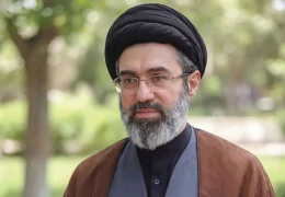 رهبر انقلاب: در زمانه‌ای که شبکه خبیث استکبار با ایجاد انواع محدودیت‌های مربوط به امور درمان و دارو به دنبال تحمیل رنج بر ملّت بزرگ ایران است، توجّه به پرستاران و کرامت پرستاران تأثیر مهمّی بر سلامت و امنیّت جسمی و روحی جامعه دارد / انتظار است که مسئولان عرصه سلامت در امتداد رفتارهای متعهّدانه خود، این امور مهم را دارای اولویّت بدانند