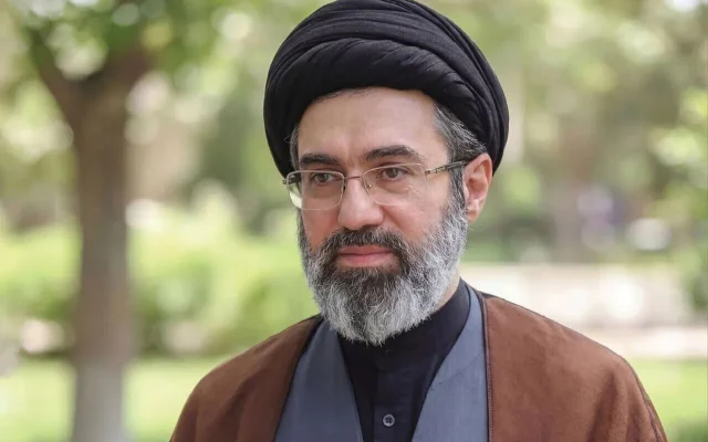 رهبر انقلاب: در زمانه‌ای که شبکه خبیث استکبار با ایجاد انواع محدودیت‌های مربوط به امور درمان و دارو به دنبال تحمیل رنج بر ملّت بزرگ ایران است، توجّه به پرستاران و کرامت پرستاران تأثیر مهمّی بر سلامت و امنیّت جسمی و روحی جامعه دارد / انتظار است که مسئولان عرصه سلامت در امتداد رفتارهای متعهّدانه خود، این امور مهم را دارای اولویّت بدانند