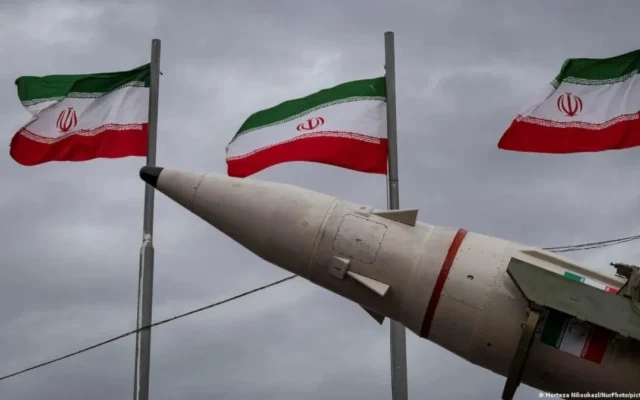 دنیس سیترونوویچ: تحولات اخیر در تقابل میان واشنگتن و تهران، از واقعیتی به‌طور فزاینده خطرناک حکایت دارد؛ اجتناب از دور دیگری از تشدید نظامی تنش‌ها دشوارتر می‌شود / هر دو طرف معتقدند عقب‌نشینی، هزینه بیشتری از ادامه تقابل به همراه خواهد داشت / رهبران ایران ممکن است به این نتیجه برسند که نمی‌توانند منتظر بمانند تا واشنگتن ابتکار عمل را در دست بگیرد
