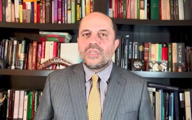 علی افشاری، فعال سیاسی اپوزیسیون: توافق شرافتمندانه با آمریکای استعمارگر و بیمار روانی به نام ترامپ معنایی ندارد!