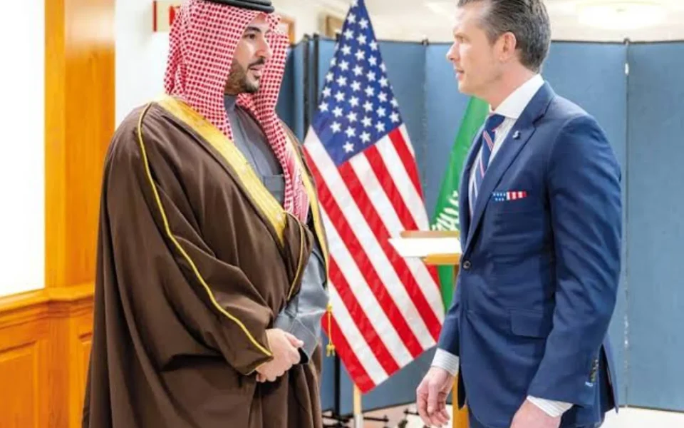 رویترز به نقل از مقامات: دولت عربستان هنوز توضیح نداده که چرا پیش از حمله انصارالله به فرودگاه ریاض، سامانه هشدار حملات نظامی غیر فعال و متوقف شده بود/ صادر نشدن هشدارها، پرسش‌هایی را درباره آسیب‌پذیری ریاض در برابر حملات مطرح کرده/ عربستان به مقامات یک دولت متحد غریی گفته «هشدار‌ها اختلال زیادی ایجاد می‌کنند و بسیاری از شهروندان شکایت کرده‌اند که آنها را از خواب بیدار می‌کند»
