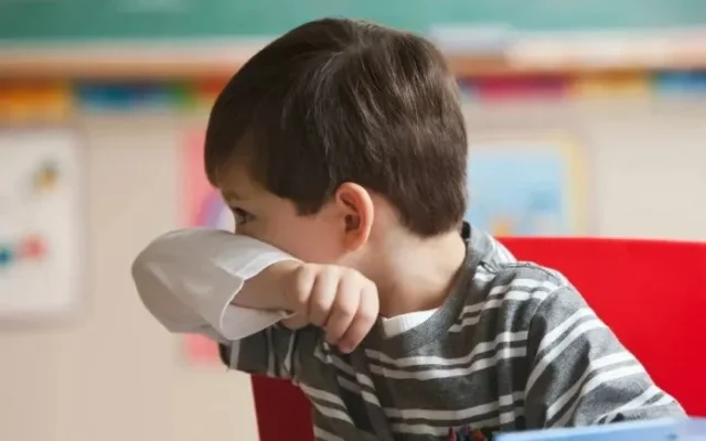 معاون وزارت بهداشت: وضعیت هشداردهنده‌ای درباره کرونا و آنفلوآنزا نداریم / پیش‌بینی می‌کنیم موج آنفلوآنزا را در اواخر آذر داشته باشیم