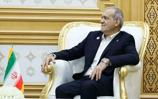 پزشکیان: در دیدار هفت ساعته با رهبری، پیشنهاد دادم گروهی مشخص شوند تا مسئولیت انتخاب مدیران و واگذاری مسئولیت‌ها را بر اساس لیاقت و شایستگی بر عهده بگیرند/ هر کسی بخواهد، می‌تواند از من انتقاد کند، اما آیا من مقصرم که وارث چنین وضعیتی هستم؟ در این شرایط باید چه کار کنم؟ به هر کسی می‌خواهی دست بزنی، یک جایی مسئله درست می‌کند/ من مگر دیوانه‌ام که اگر حرف درستی گفته شود، آن را نپذیرم؟