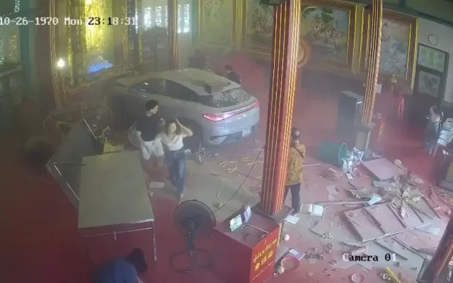 ورود خودرو به زیارتگاه در بانکوک؛ ۳ نفر زیر گرفته شدند