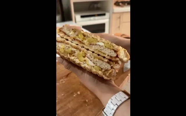 طرز تهیه چیکن چیزبرگر خانگی؛ خوشمزه، لذیذ و رستورانی