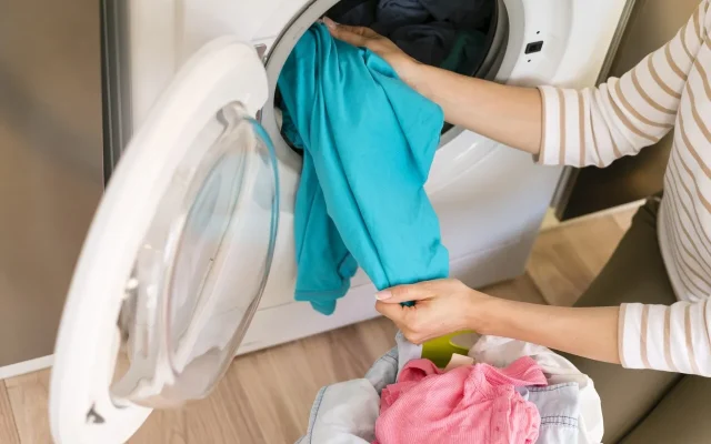 ماشین لباسشویی بوی بد می‌دهد چیکار کنیم؟؛ مهم‌ترین دلایل بوی بد ماشین لباسشویی