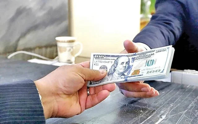 روزنامه اطلاعات: فروش دلار به شهروندان، دمیدن بر تنور تورم نیست؟