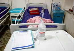 سخنگوی کمیسیون بهداشت و درمان مجلس: انتهای مریضی در ایران درمان نیست؛ مرگ است / چشم خود را بر کشته شدن مردم به دلیل نبود دارو و گرانی درمان بسته‌ایم/ از ۱۰۰ میلیارد دلار بازنگشته تراستی‌ها، سالی ۳.۵ میلیارد دلار برای سلامت لازم داریم