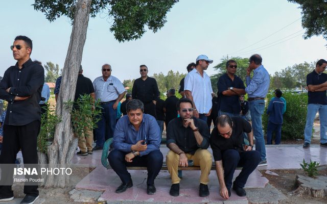 تصاویر: مراسم تشییع «طارق نیک‌پور»، نوازنده گروه تئاتر «تی‌توک» – بندرعباس