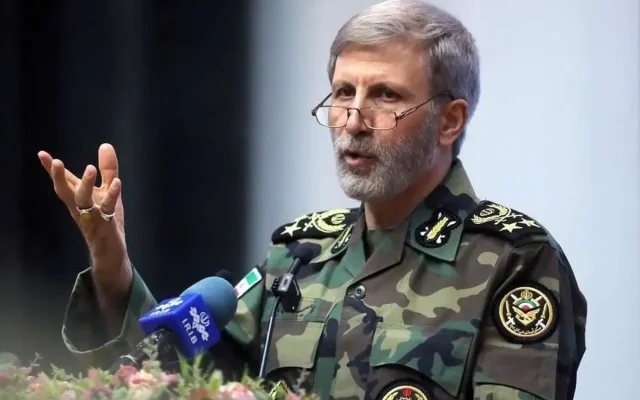 سرلشکر حاتمی، فرمانده کل ارتش: تنگه هرمز تحت نظارت کامل ارتش و سپاه است و یک شناور دشمن نتوانسته وارد دریای عمان شود/ بسیاری از پایگاه‌های دشمن آسیب دیده و در نتیجه، چشمان او کم سو شده/ اگر زیرساخت‌های ایران مورد تهدید قرار بگیرد، زیرساخت‌های رژیم صهیونیستی و هر کشوری که با او همکاری کند، [مورد حمله قرار می‌گیرد]
