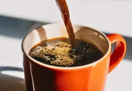 انتخاب چای یا قهوه ممکن است بر خطر پوکی استخوان در زنان مسن تأثیر بگذارد