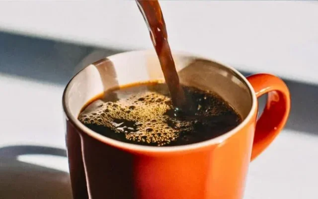 انتخاب چای یا قهوه ممکن است بر خطر پوکی استخوان در زنان مسن تأثیر بگذارد