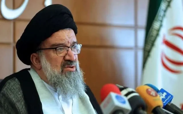 احمد خاتمی، امام جمعه تهران: رزمنده‌ای که کشتی را در تنگه هرمز زد، برای تامین امنیت شما بود؛ چرا نیش می‌زنید؟